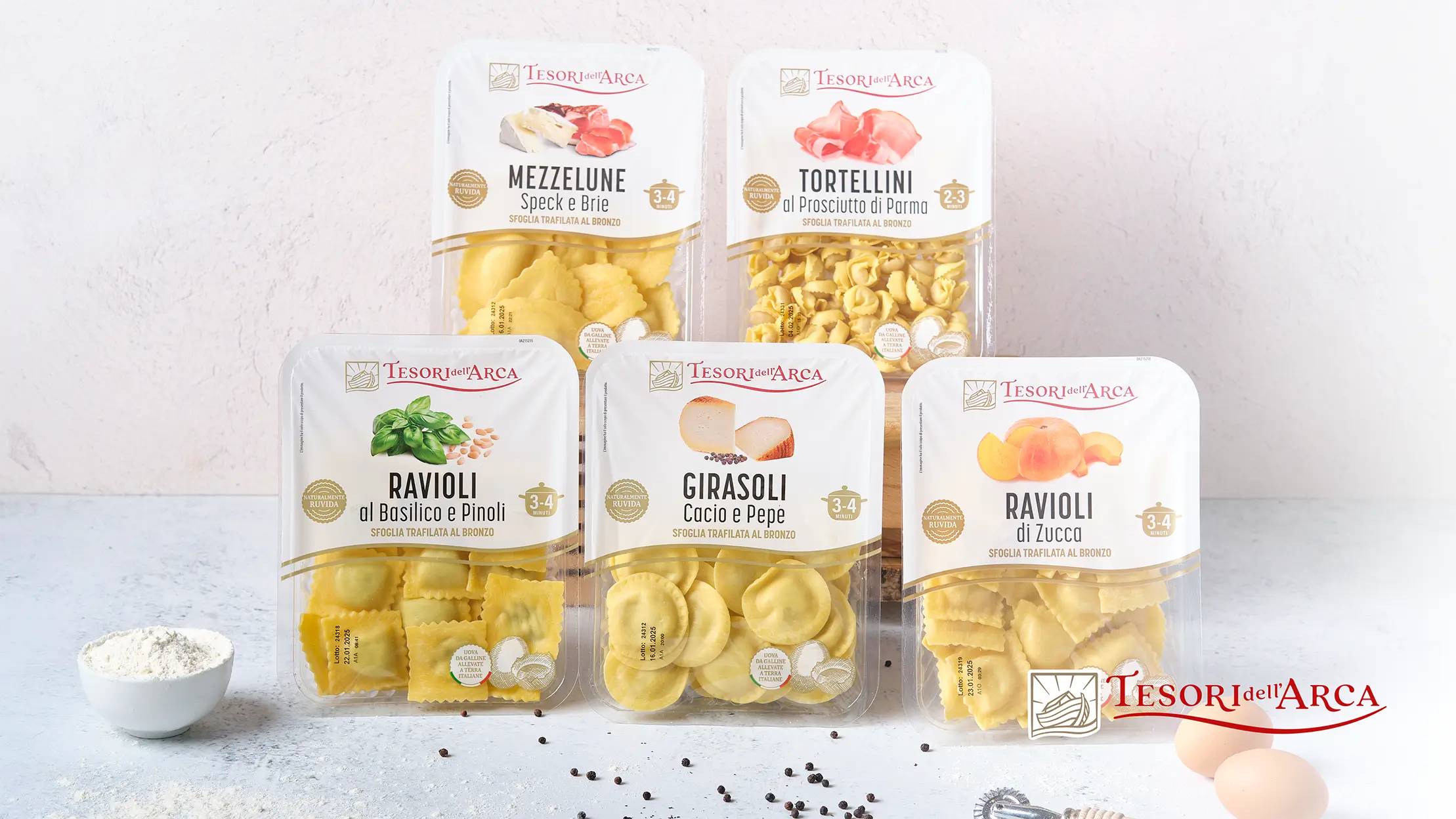 Scrigni di pasta fresca che racchiudono un ripieno dal gusto inconfondibile. Con la sfoglia trafilata al bronzo, i Tortellini al prosciutto di Parma e i Girasoli cacio e pepe richiamano la tradizione in un formato irresistibile. I Ravioli di zucca, le Mezzelune allo speck e i Ravioli al basilico e pinoli portano in tavola i sapori della cucina italiana in una veste speciale.