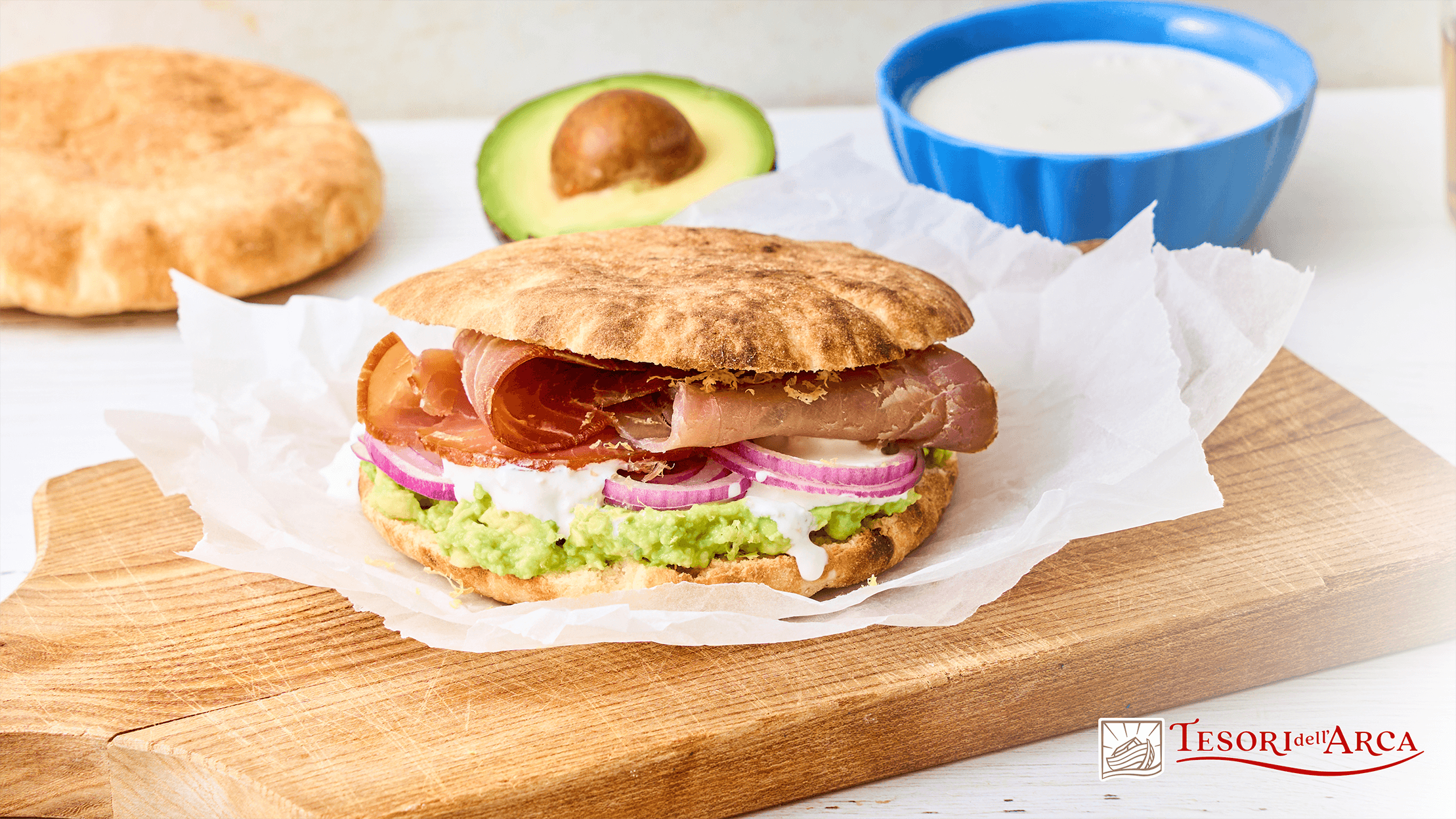 Puccia con tonno affumicato, avocado, cipolla e stracciatella