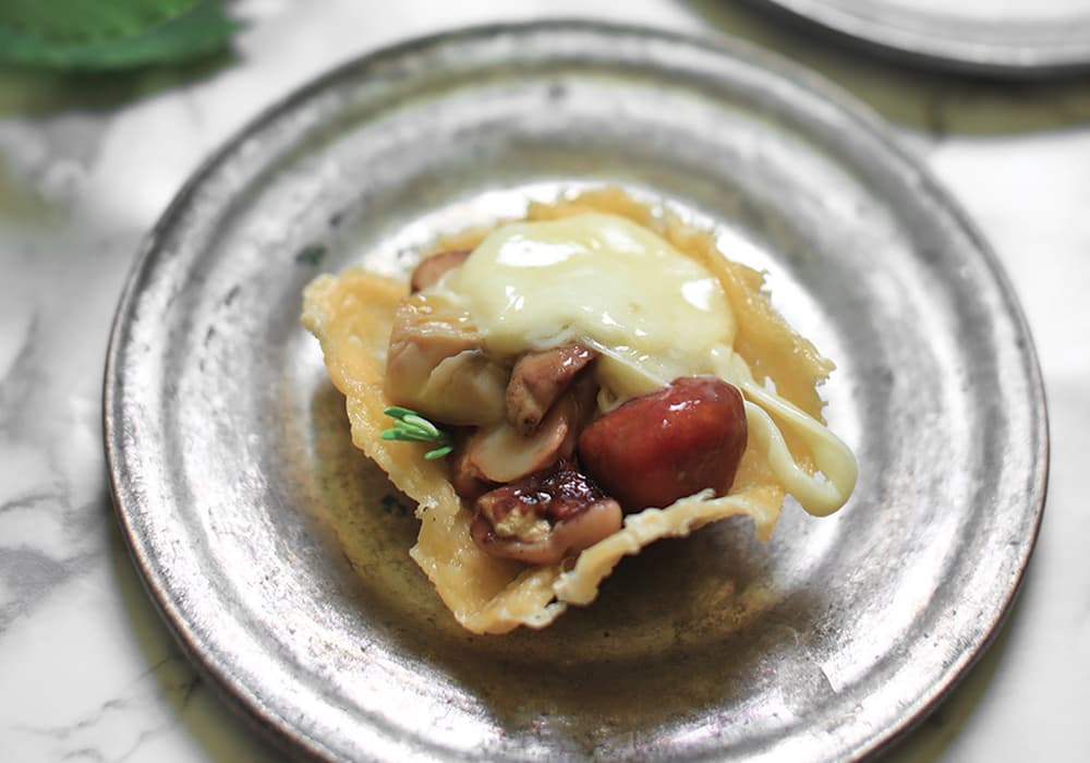 Cialde di Parmigiano con funghi e fonduta