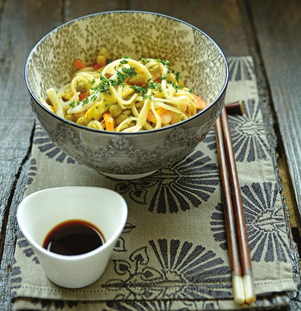 Noodles con uova, verdure e gamberoni