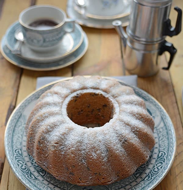 Ciambella al profumo di caffè con gocce di cioccolato