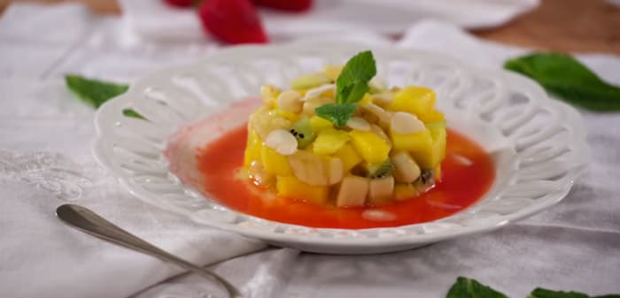 Tartare di frutta con coulis di fragole