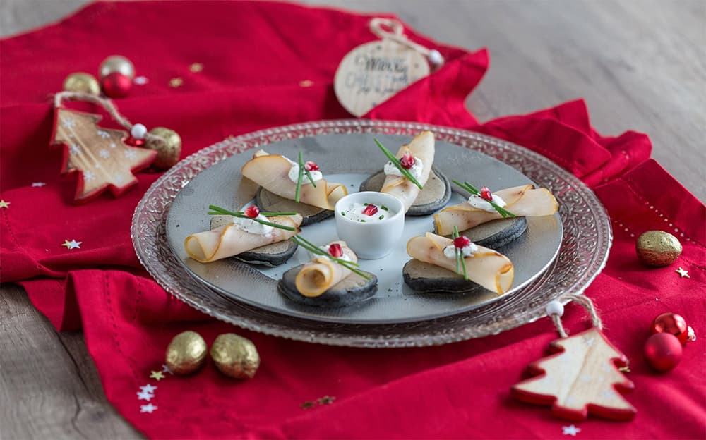 Blinis al nero di seppia con pesce spada affumicato