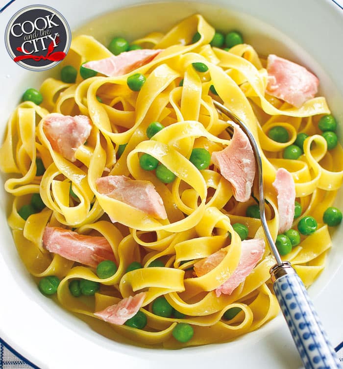 Tagliatelle con piselli e salmone fresco