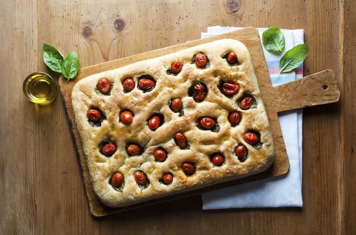 Focaccia allegra con pomodorini e basilico