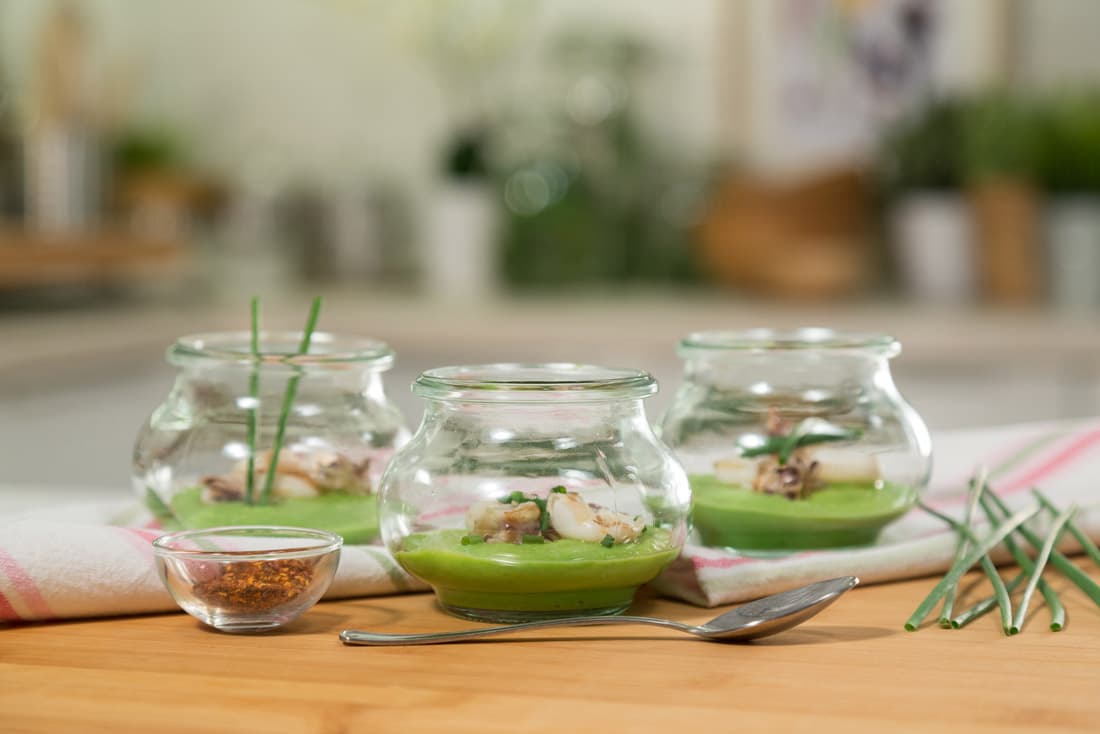 Bicchierini con mousse di piselli e seppioline piccanti