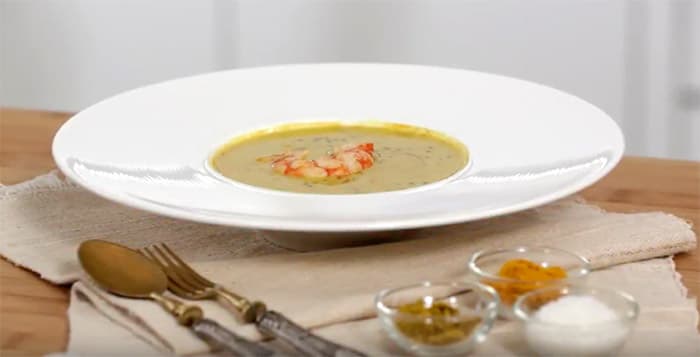 Vellutata speziata al latte di cocco con code di gambero