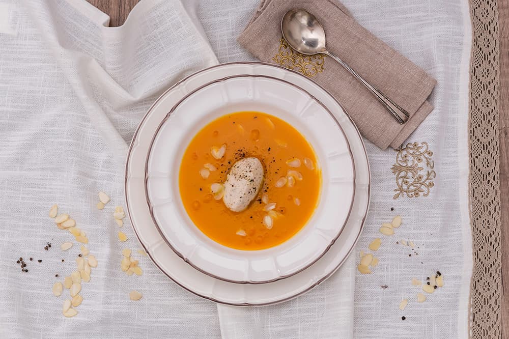 Vellutata di carote e zucca con quenelle di tacchino e mozzarella