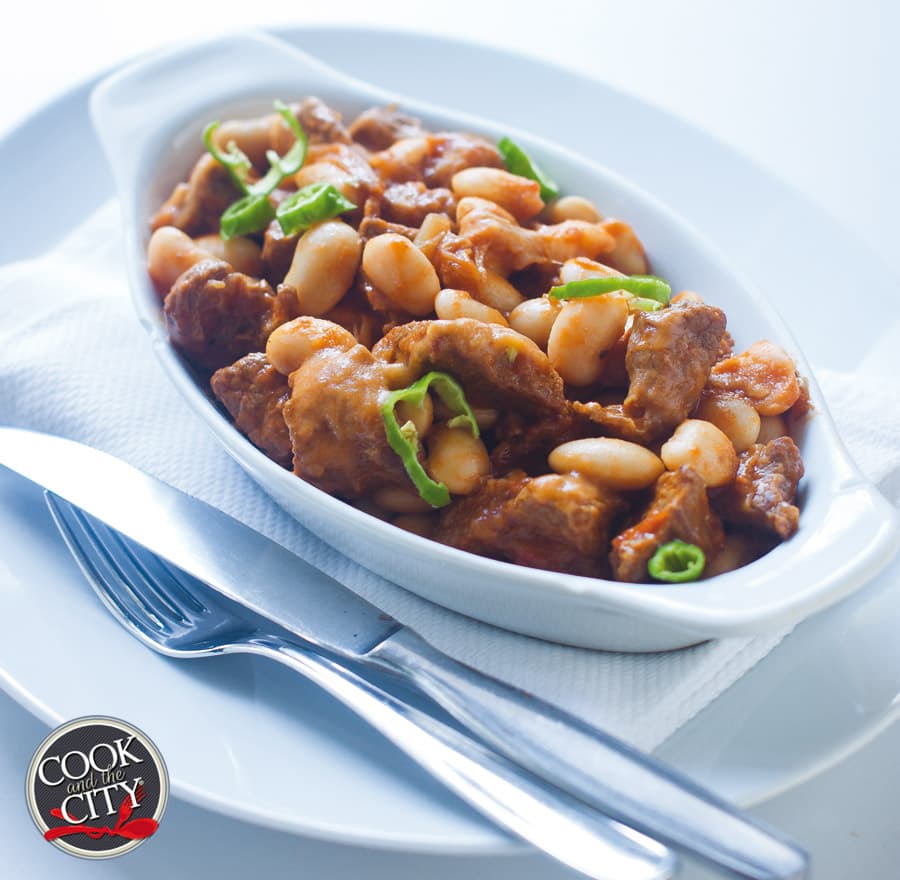 Spezzatino di manzo piccante con fagioli e scalogni