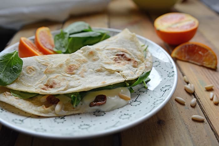 Piadina con spinaci, stracchino, uvetta e pinoli