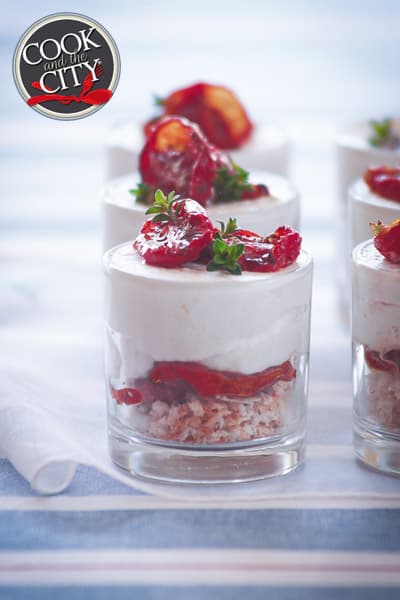 Bicchierini di caprino e pomodori confit