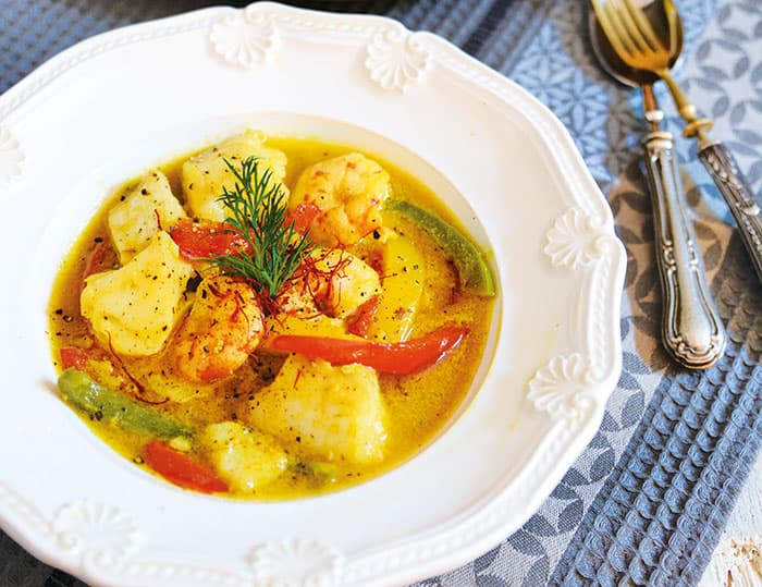 Zuppa di pesce con cocco e curry