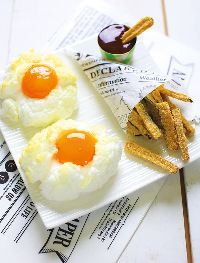 Uova nuvola con stick di zucchine