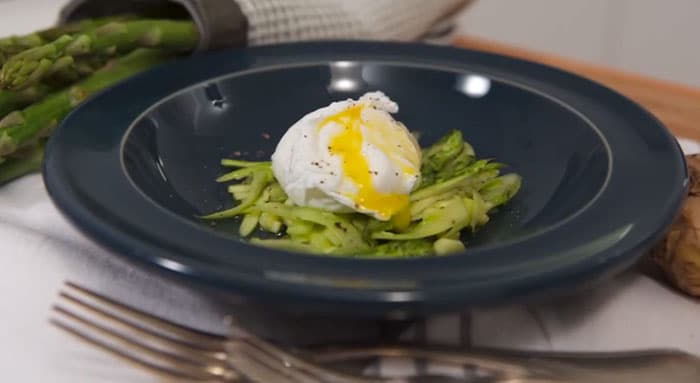 Cocktail di asparagi con zenzero e uova in camicia