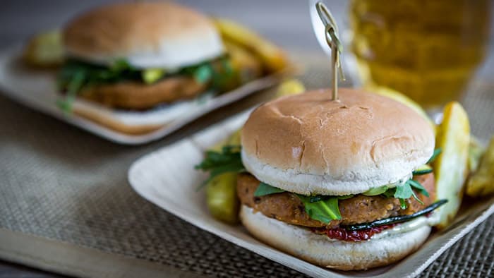 Hamburger di quinoa e zucchine, maionese veggy e patate al rosmarino