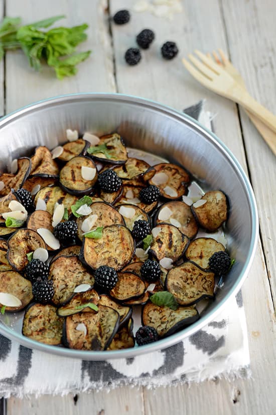 Insalata di melanzane grigliate con more e menta