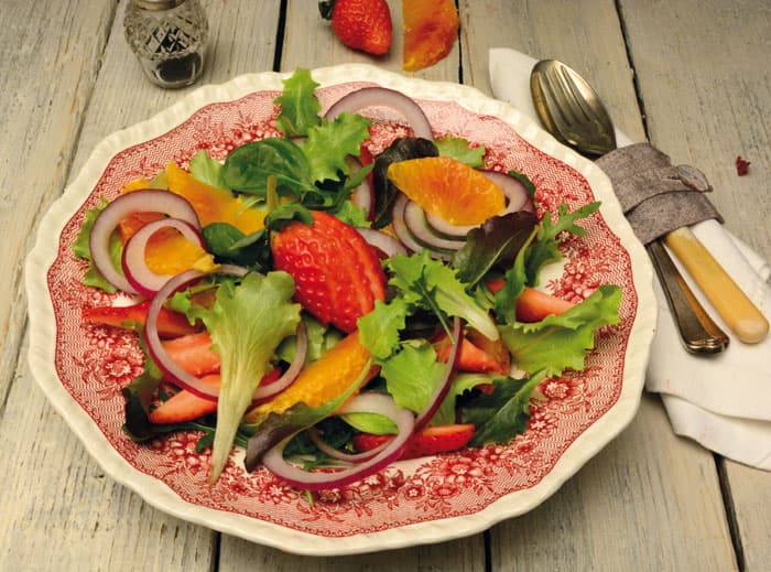 Misticanza con fragole, arance e cipolla rossa