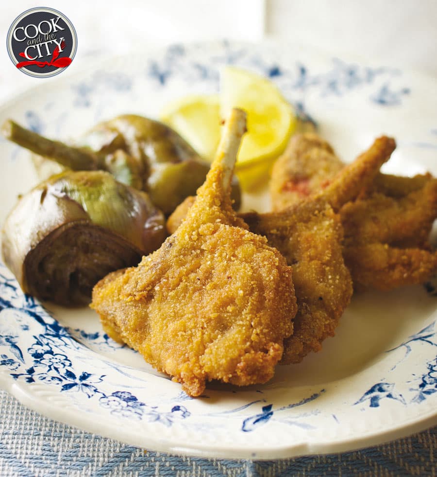 Costolette di agnello fritte con carciofi stufati