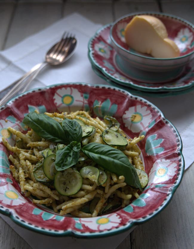 Trofie con zucchine, pesto rosso e scamorza affumicata