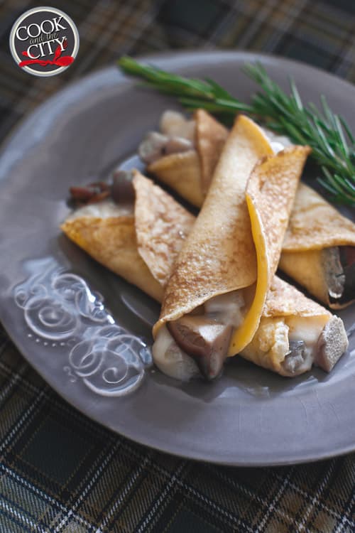 Crespelle ai funghi, taleggio e noci