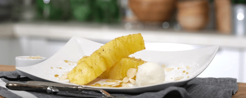 Ananas caramellato al forno