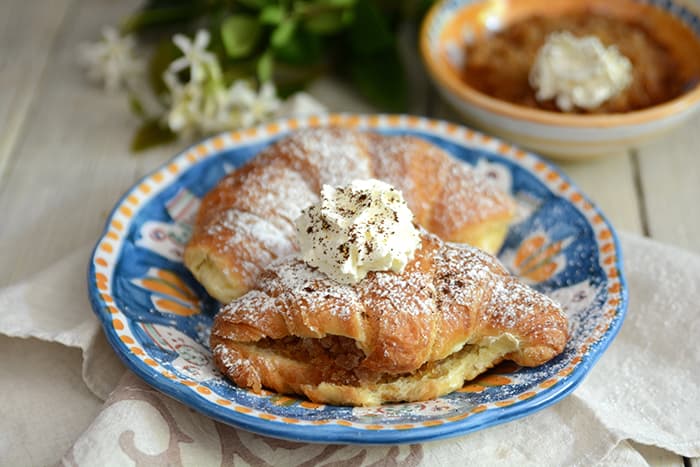 Granita di caffè con panna e croissant
