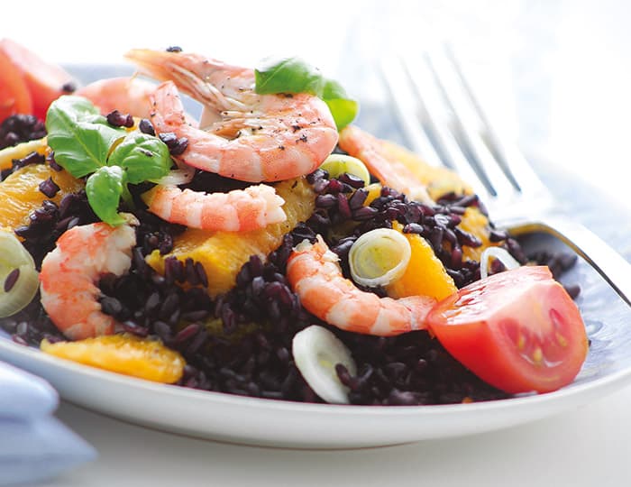 Riso nero in insalata con arance, gamberetti e cipollotto