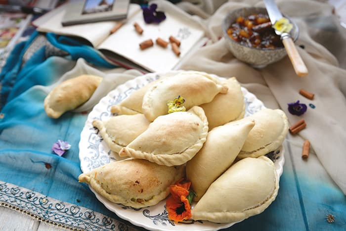 Samosas di verdure e chutney di mango