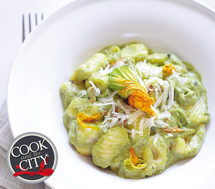 Gnocchi alla crema di zucchina con fiori di zucchina