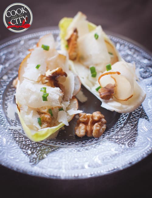 Barchette di indivia belga, grana, noci e pere