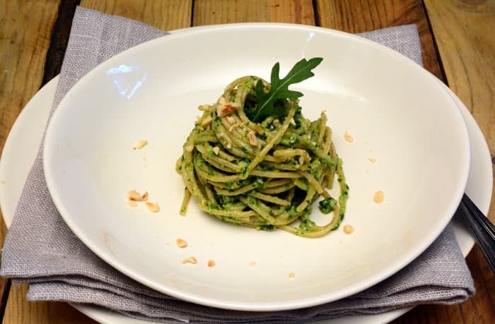 Spaghetti integrali con pesto di rucola e nocciole