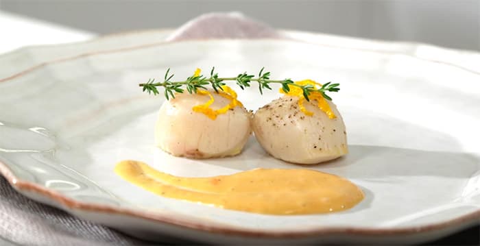 Cappesante al timo con maionese di corallo