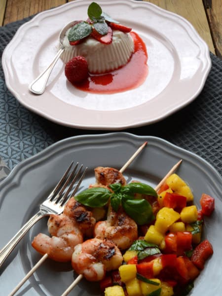 Gamberi grigliati ed insalata di mango, budino di yogurt con coulis di fragole