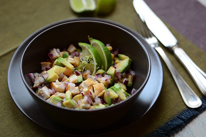 Insalata di pollo marinato al limone con avocado