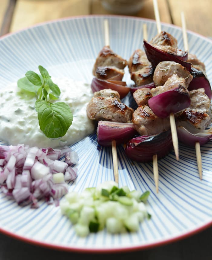 Souvlaki con salsa tzatziki